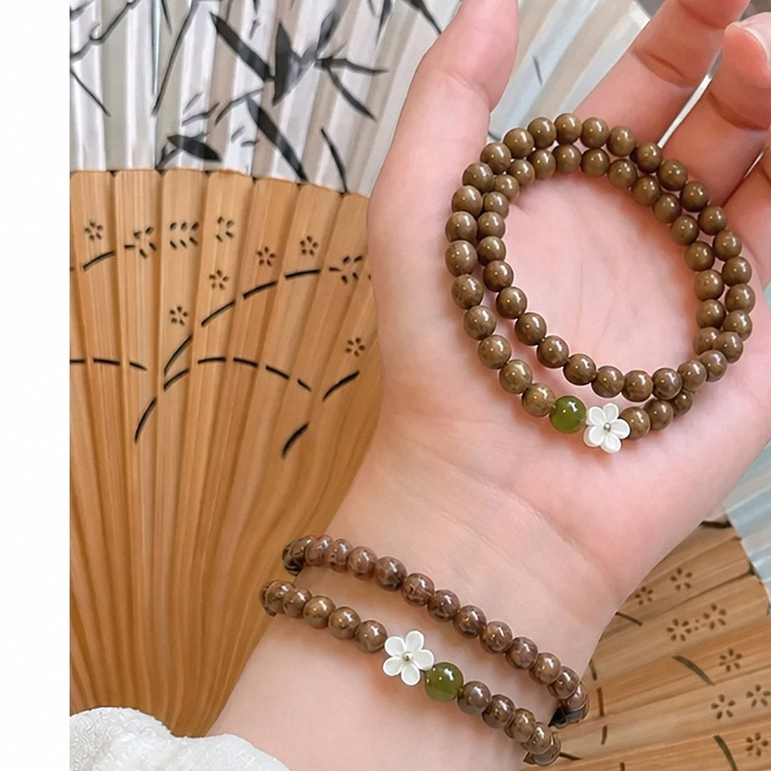 Vòng gỗ hoa lê vân nâu bên quạt nan