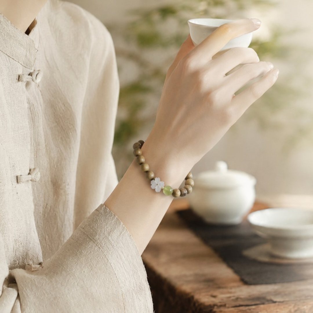 Cô gái đeo vòng gỗ hoa lê vân xanh